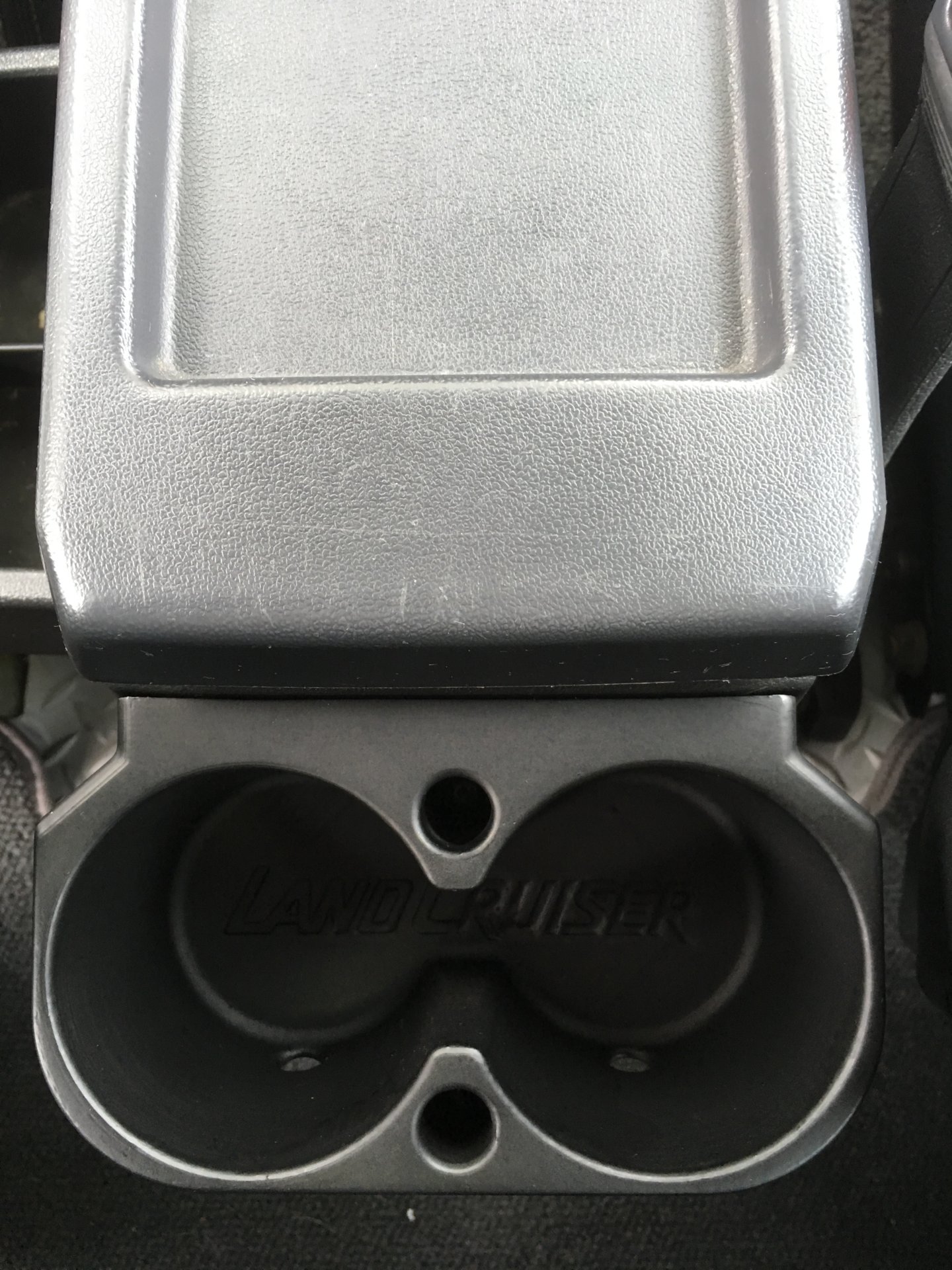 rear-cup-holders.jpg?h=415&iar=0&w=600